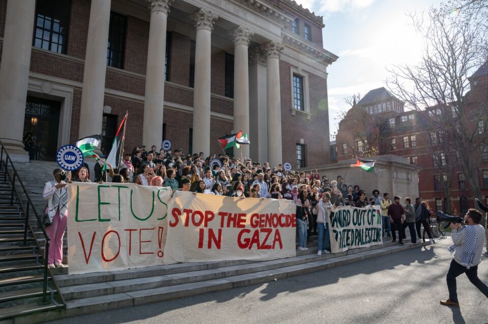 protestat-pro-palestineze-ne-universitet-e-shba-se,-presidenti-i-harvardit-paralajmeron-studentet:-nese-vijoni-tubimet,-do-perjashtoheni