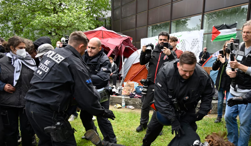 policia-gjermane-largon-protestuesit-pro-palestineze-nga-universiteti-i-berlinit,-pezullohen-leksionet-ne-disa-fakultete