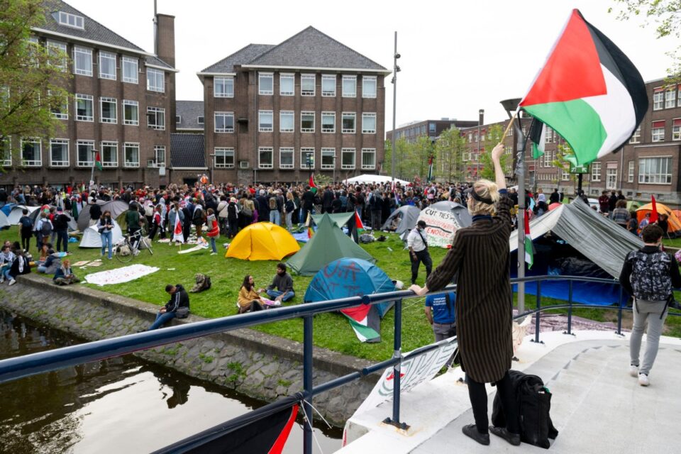 protesta-pro-palestineze-ne-universitetin-e-amsterdamit,-nderhyn-policia