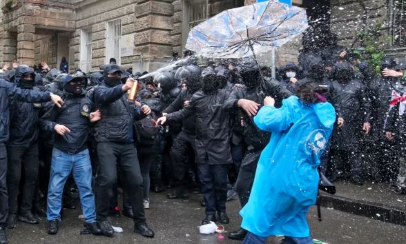 nxiti-protesta-masive-te-dhunshm/-parlamenti-ne-gjeorgji-miraton-ligjin-per-ndikimin-e-huaj