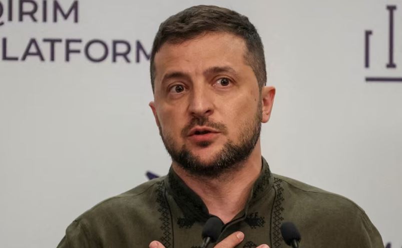 zelensky-nenshkruan-ligjin:-te-denuarit-me-burg-lejohen-te-sherbejne-ne-ushtri