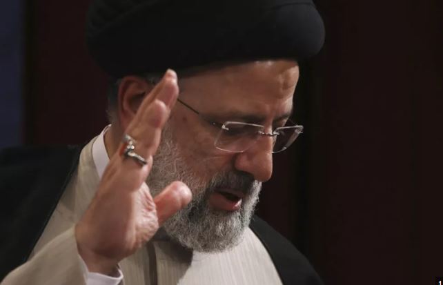 aksidenti-me-helikopter-ku-humbi-jeten-presidenti-i-iranit,-reagon-shtepia-e-bardhe:-ebrahim-raisi-kishte-gjak-ne-duart-e-tij