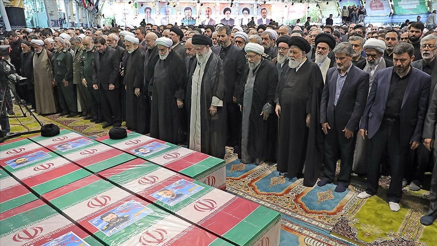 udheheqesi-i-iranit,-khamenei-fali-namazin-e-xhenazes-se-presidentit-raisi