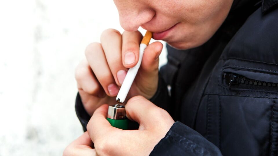 obsh:-37-milione-femije-te-moshes-13-15-vjec-perdorin-duhan-pasi-industria-e-duhanit-ve-ne-“shenjester”-adoleshentet