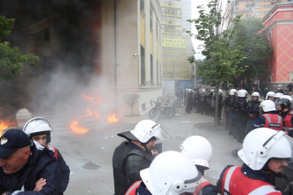 proteste-me-molotov-para-bashkise-se-tiranes,-opozita-kerkon-me-ngulm-doreheqjen-e-erion-veliajt