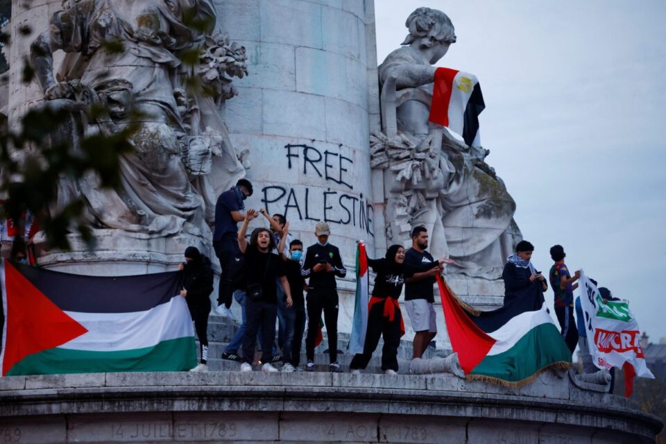 “ne-jemi-femijet-e-gazes”,-mijera-qytetare-protestojne-ne-paris,-thirrje-per-t’i-dhene-fund-bombardimeve