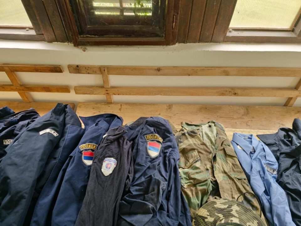 policia-aksion-ne-leposaviq,-konfiskohet-sasi-e-madhe-e-uniformave-ushtarake-serbe