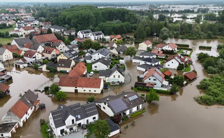 permbytjet-ne-jug-te-gjermanise,-mbytet-nje-zjarrfikes-ne-perpjekje-per-te-shpetuar-banoret