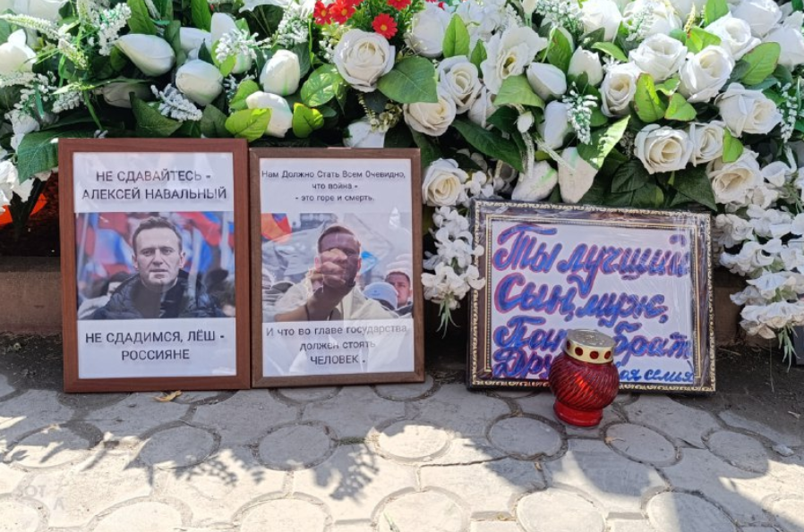 foto/-ditelindja-e-navalnyt,-nena-dhe-mbeshtetesit-e-tij-vizitojne-varrin-e-ish-liderit-te-opozites-ruse