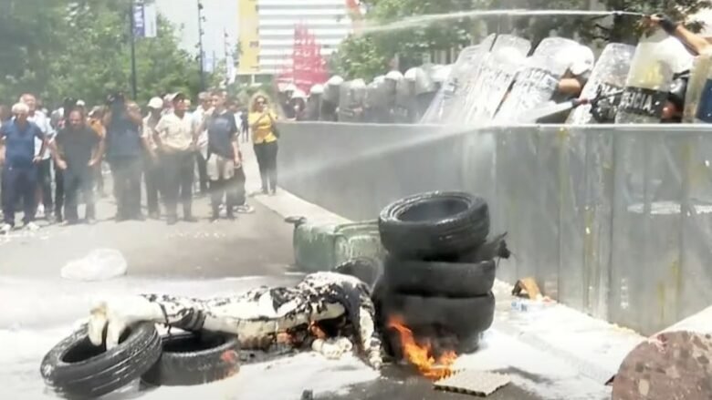 tensione-para-bashkise-se-tiranes,-protestuesit-djegin-goma-dhe-perplasen-me-policine