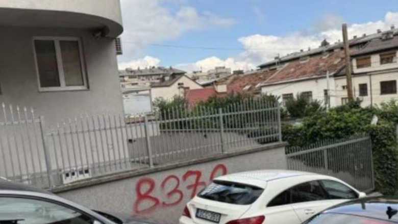 grafite-ne-muret-e-ambasadave-hungareze-e-sllovake-me-mesazhe-nga-gjenocidi-ne-srebrenice