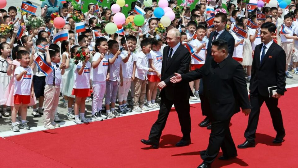 “mire-se-erdhe-putin”-pheniani-mirepret-udheheqesin-rus-me-buje,-teksa-lideri-rus-ben-viziten-e-pare-ne-24-vjet-ne-korene-e-veriut