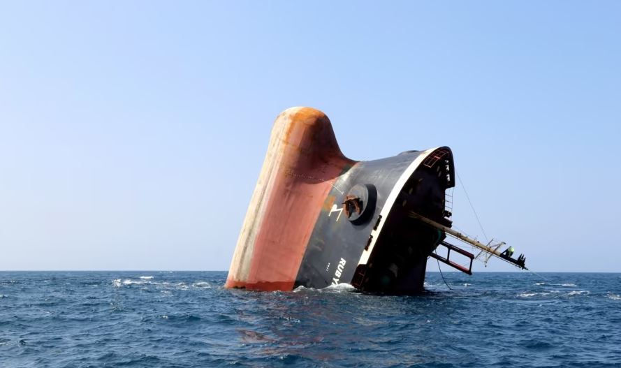 fundoset-nje-anije-qe-u-sulmua-nga-rebelet-huthi-ne-detin-e-kuq!