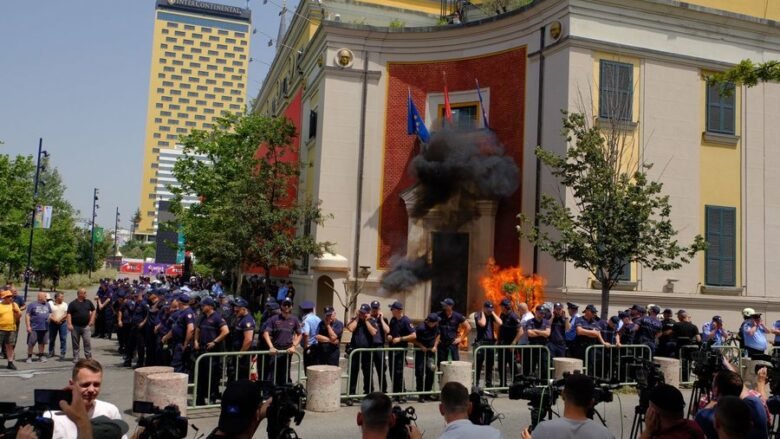 temperaturat-e-larta-nuk-e-pengojne-protesten-e-opozites-para-bashkise-se-tiranes