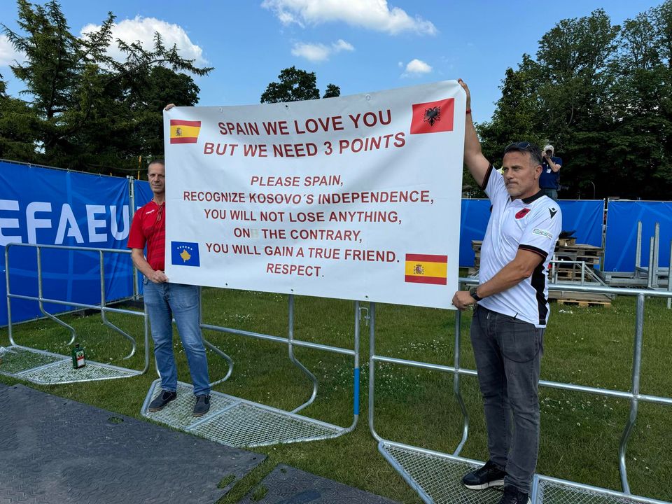shqiptaret-shpalosin-banderolen-e-vecante:-spanje-te-duam,-por-na-duhen-3-piket.-nje-mesazh-per-kosoven