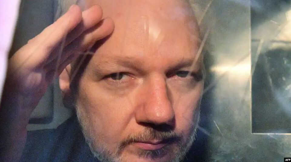 julian-assange-lirohet-pas-marreveshjes-me-shba-ne-per-pranimin-e-fajesise!-themeluesi-i-wikileaks-largohet-nga-britania-e-madhe-me-avion-privat