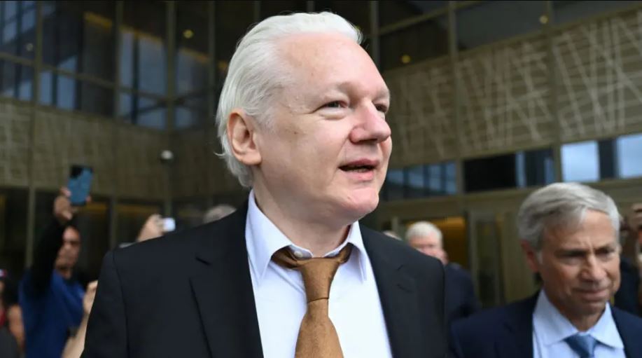 “dite-historike”-themeluesi-i-wikileaks,-julian-assange-kthehet-ne-shtepi-pas-14-vitesh-beteja-ligjore!