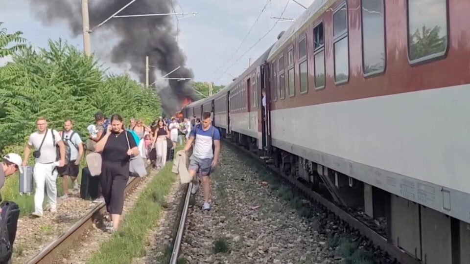 video/-aksident-i-rende-ne-sllovaki,-treni-me-qindra-pasagjere-perplaset-me-nje-autobus,-raportohet-per-te-pakten-5-viktima