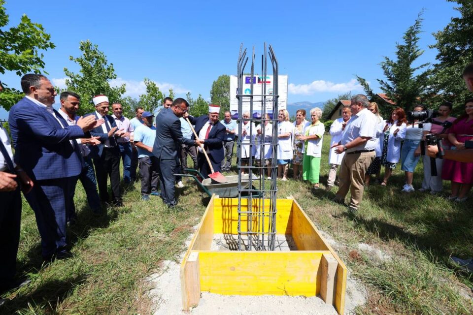 fale-donacionit-te-siguruar-nga-bashkesia-islame-e-kosoves,-sot-ne-gurakoc-te-istogut,-u-vu-gurthemeli-i-qendres-se-mjekesise-familjare.