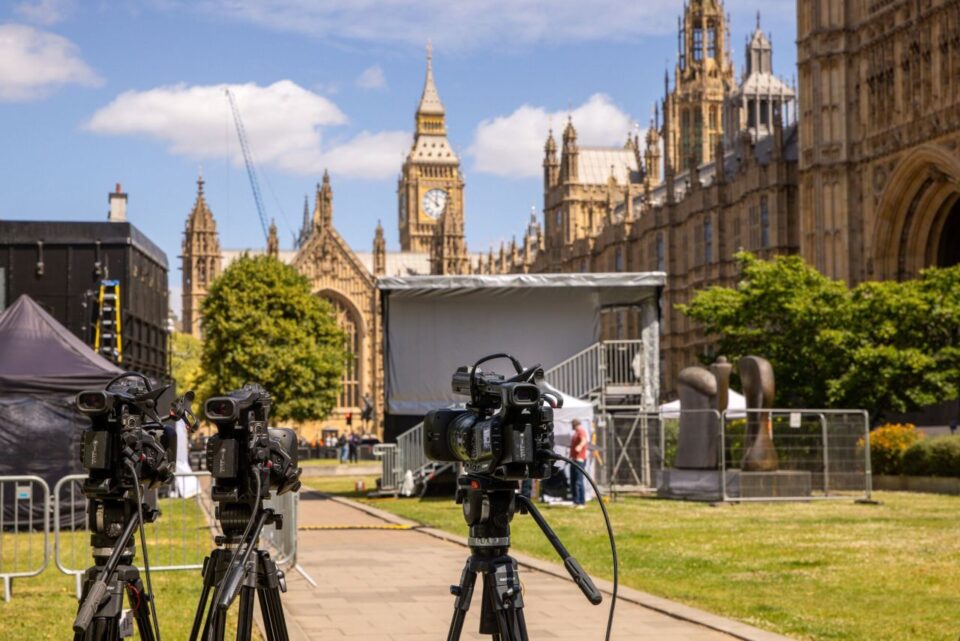 pse-mediat-britanike-nuk-mund-te-raportojme-asgje-per-zgjedhjet,-deri-ne-mbylljen-e-qendrave-te-votimit?