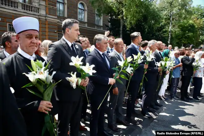 sarajeva-percjell-eshtrat-e-14-viktimave-te-gjenocidit-ne-srebrenice