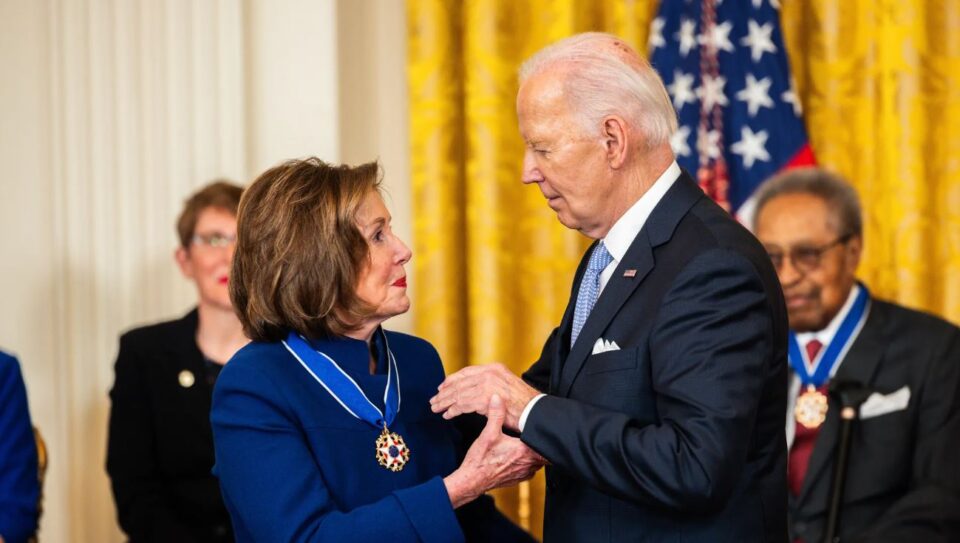 nancy-pelosi-i-tregon-“rrugedaljen”-joe-biden:-nuk-mund-ta-mposhtesh-donald-trump