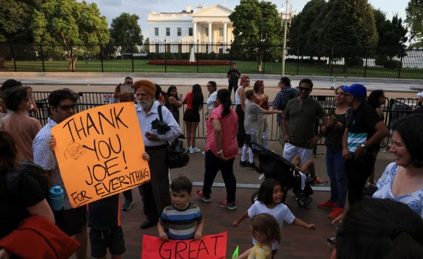 terheqja-e-joe-biden-nga-gara-presidenciale,-mbeshtetesit-e-tij-mblidhen-para-shtepise-se-bardhe:-udheheqes-i-mire,-por-duhet-te-hiqte-dore