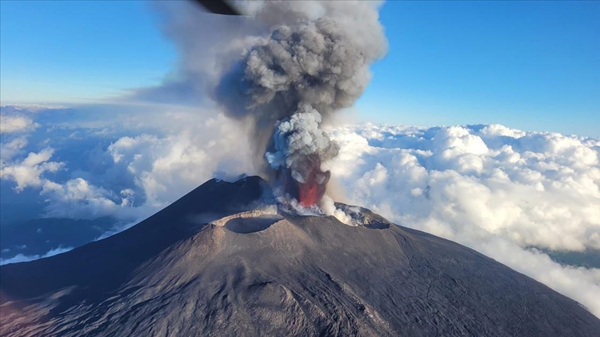 itali,-vullkani-etna-vazhdon-te-hedh-llave-dhe-hi