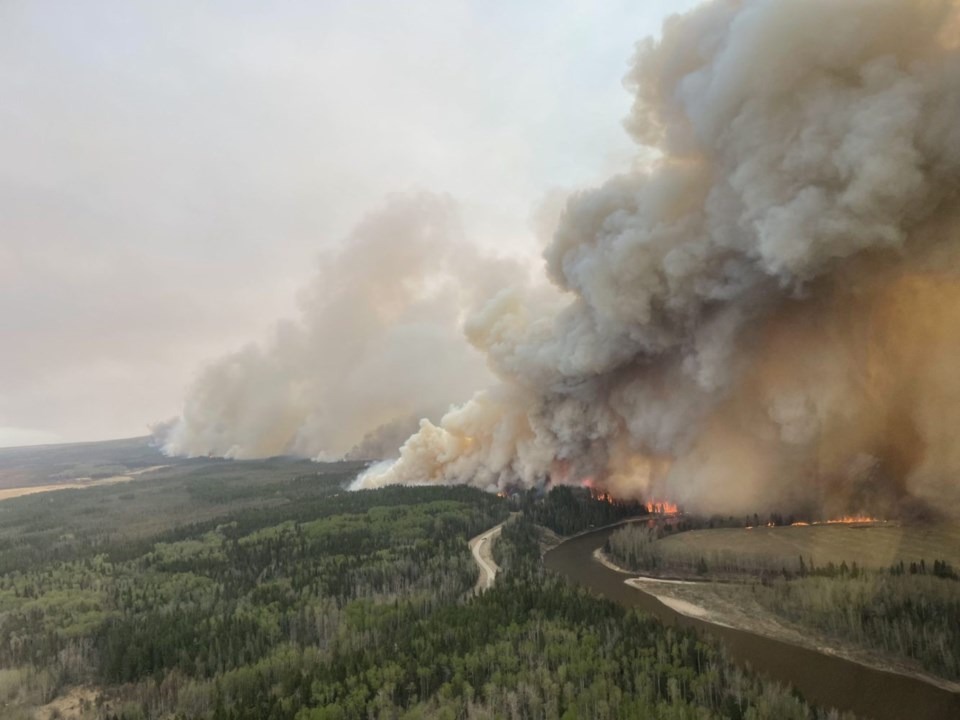 foto/-zjarri-masiv-perfshin-parkun-kombetar-jasper-ne-kanada,-digjen-me-shume-se-24-mije-siperfaqe-pyjore!-evakuohen-mijera-qytetare