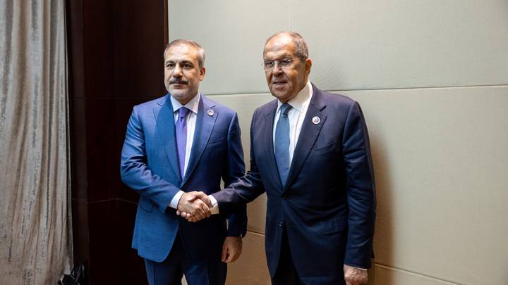 fidan-dhe-llavrov-u-takuan-ne-laos,-diskutuan-per-ukrainen-dhe-gazen