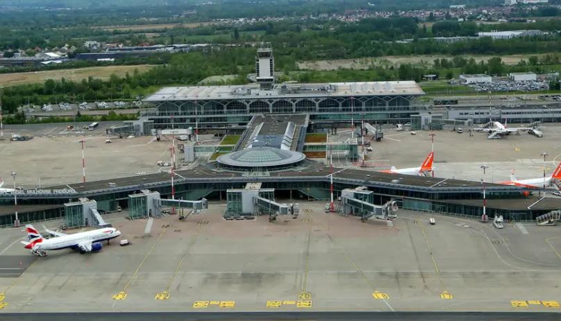 alarm-per-kercenim-me-bombe,-pezullohen-per-disa-ore-fluturimet-ne-aeroportin-e-baselit