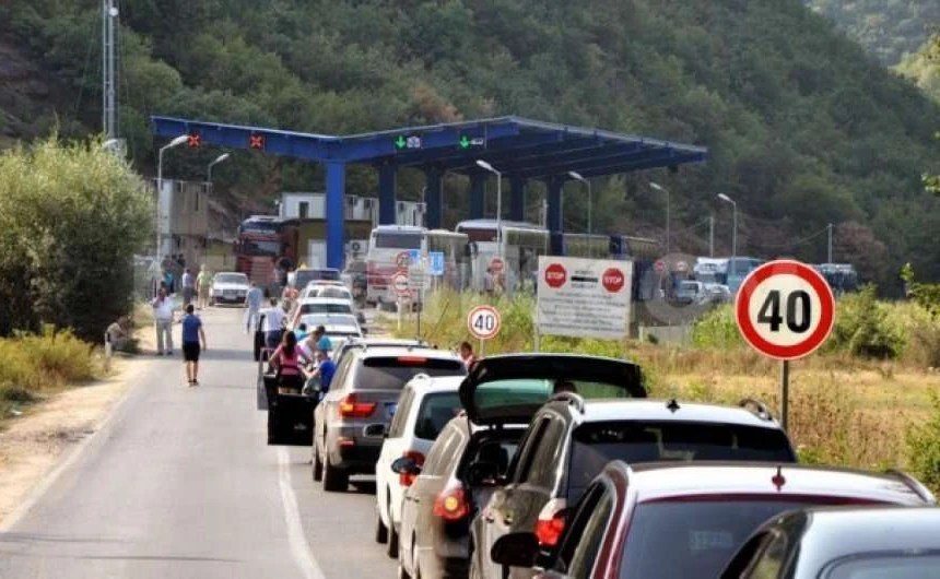 deri-tri-ore-pritje-per-te-hyre-ne-kosove-nepermjet-dheut-te-bardhe