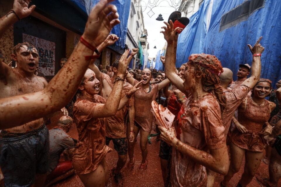 fotolajm/-zhvillohet-festivali-“tomatina”-ne-spanje,-mbi-22-mije-njerez-“luftojne-me-domate”-e-lyejne-me-te-kuqe-rruget-e-qytetit-bunol