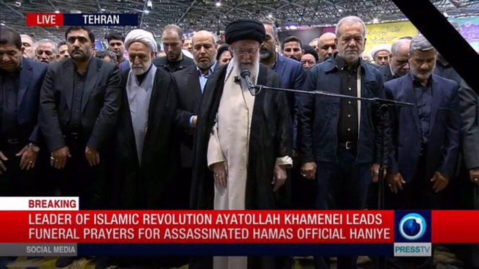 ajatollah-khamenei-udheheq-namazin-e-xhenazes-per-liderin-e-vr’are-te-ha’masit