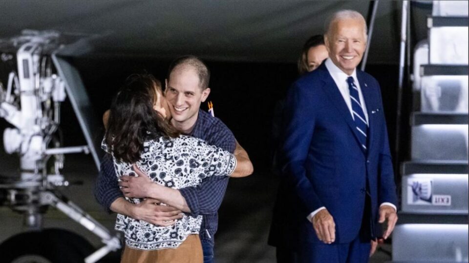 foto/-emocionuese,-amerikanet-e-liruar-nga-burgjet-ruse-kthehen-ne-shba!-priten-nga-presidenti-biden!-perqafime-me-familjaret