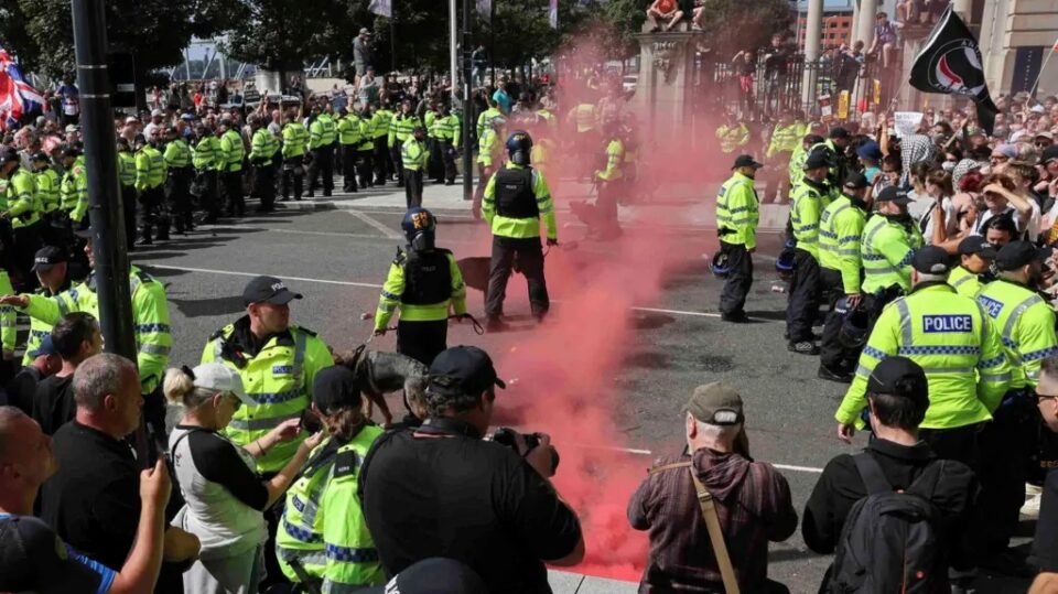 video/-protesta-te-ashpra-ne-britani!-oficere-te-plagosur,-perballje-turmash-e-te-arrestuar-ne-disa-qytete-pas-vrasjes-se-tre-vajzave-nga-nje-adoleshent