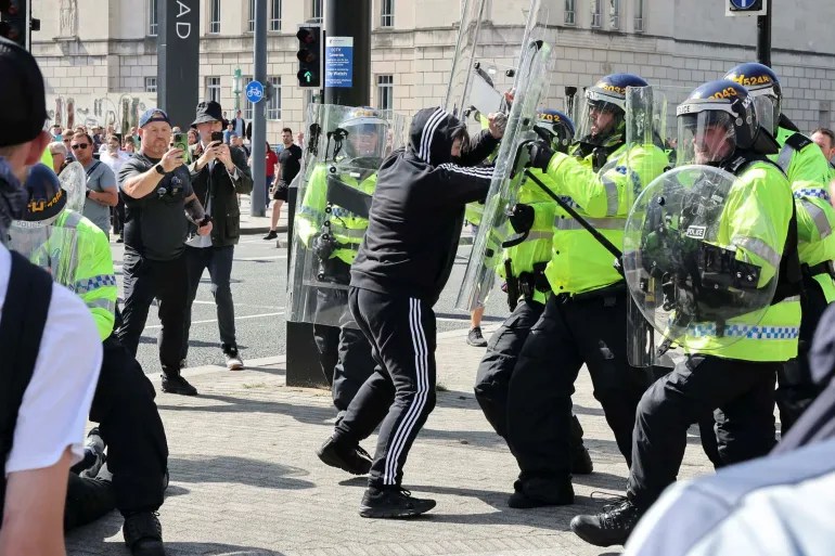 protestuesit-e-ekstremit-te-djathte-perleshen-me-policine-ne-qytetet-e-mbreterise-se-bashkuar-ndersa-trazirat-perhapen