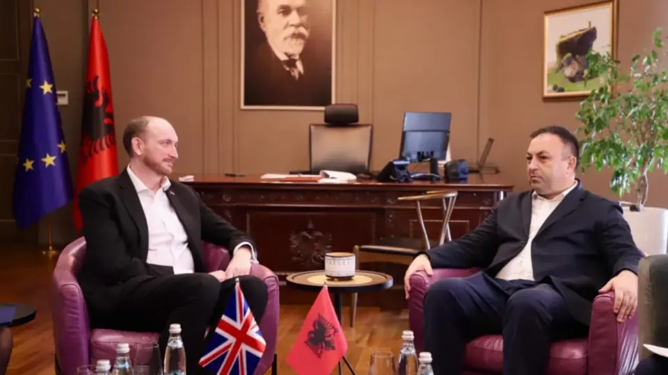 ministri-hoxha-pret-ambasadorin-britanik:-forcojme-partneritetin-strategjik-mes-dy-vendeve-tona