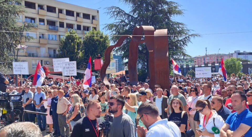 kunder-hapjes-se-ures-se-ibrit,-serbet-dalin-ne-proteste-ne-veri-te-kosoves