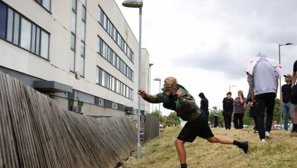 grupet-e-ekstremit-te-djathte-kane-paralajmeruar-se-do-te-shenjestrojne-qendrat-e-azilkerkuesve,-policia-britanike-ne-gatishmeri-per-protesta-te-reja-anti-myslimane