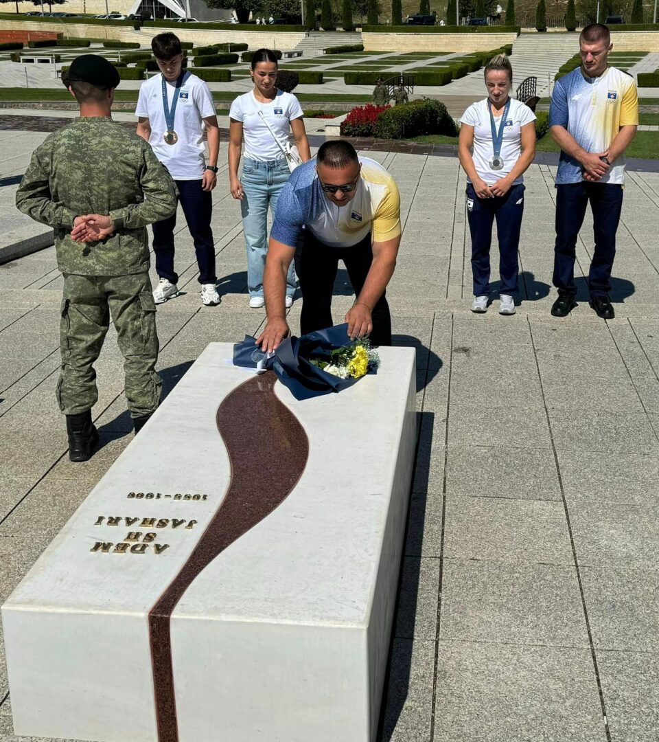 “miremengjesi-nga-prekazi-heroik”,-ekipi-i-xhudos-viziton-kompleksin-memorial-pas-suksesit-ne-lojerat-olimpike