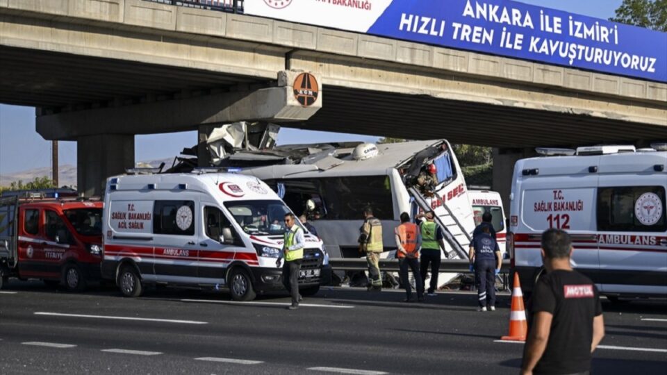 aksidentohet-nje-autobus-ne-ankara,-nente-te-vd’ekur-e-26-te-lenduar