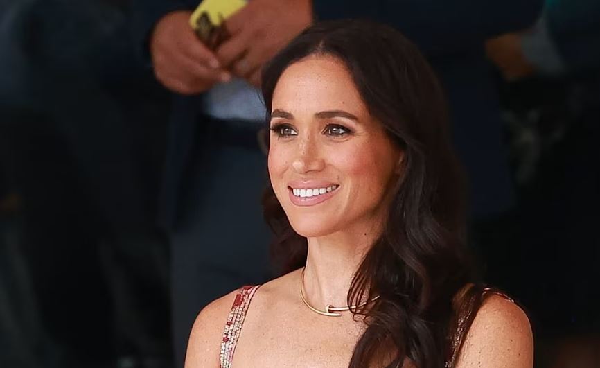 meghan-markle-shkelqen-ne-diten-e-pare-te-turneut-ne-kolumbi,-fustani-i-mrekullueshem-qe-kishte-zgjedhur-dukesha-e-sussex-(fotolajm)