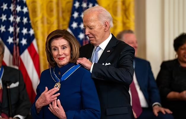 prapaskenat/-“hiqni-dore-tani,-ose…”-si-nancy-pelosi-detyroi-joe-biden-te-terhiqej-nga-gara-per-president-me-nje-telefonate-dhe-ultimatumi-qe-shkaterroi-50-vjet-miqesi