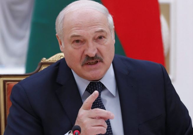 udheheqesi-autoritar-lukashenko-nenshkruan-dekretin,-fal-30-persona-te-denuar