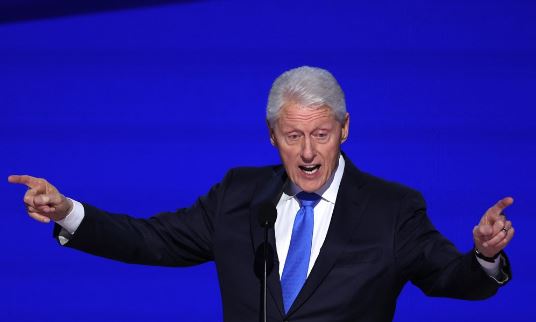 “kamala-harris-ka-pervojen-dhe-vizionin-per-te-udhehequr-ameriken”-bill-clinton-kritikon-donald-trump:-di-te-flase-vetem-per-veten-e-tij