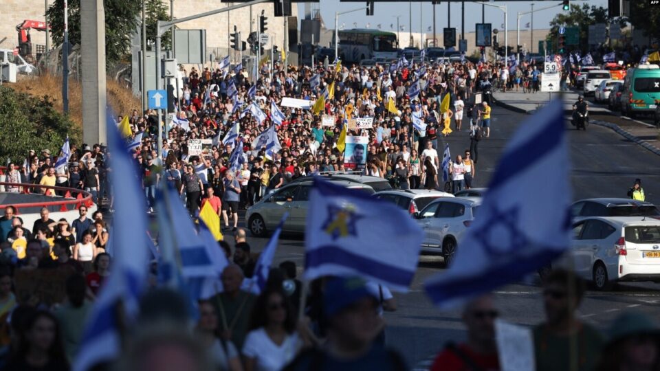 protestuesit-izraelite-kerkojne-armepushim,-shtohet-trysnia-ndaj-kryeministrit-netanyahu!-sindikatat-thirrje-per-greve