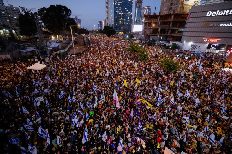 vazhdojne-demonstratat-masive-ne-tel-aviv,-ndersa-pr’otestuesit-perleshen-me-policine