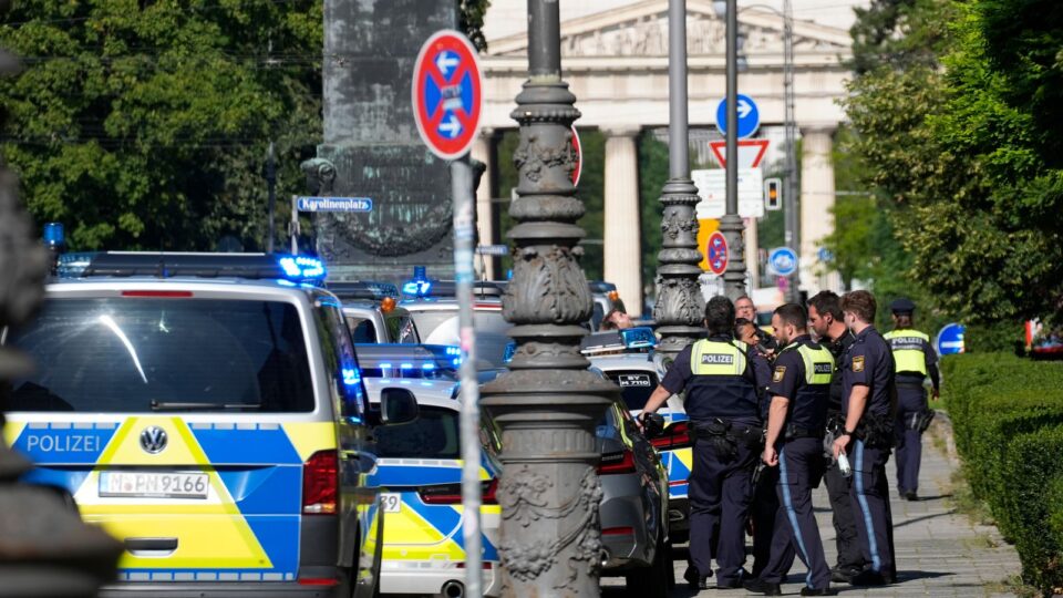 shkembeu-zjarr-me-policine,-oficeret-ne-mynih-qellojne-per-vdekje-nje-person-te-dyshimte-prane-muzeut-te-kohes-naziste-dhe-konsullates-izraelite