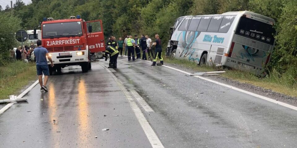 aksident-mes-autobusit-dhe-nje-kamioni-ne-carraleve,-ka-te-lenduar